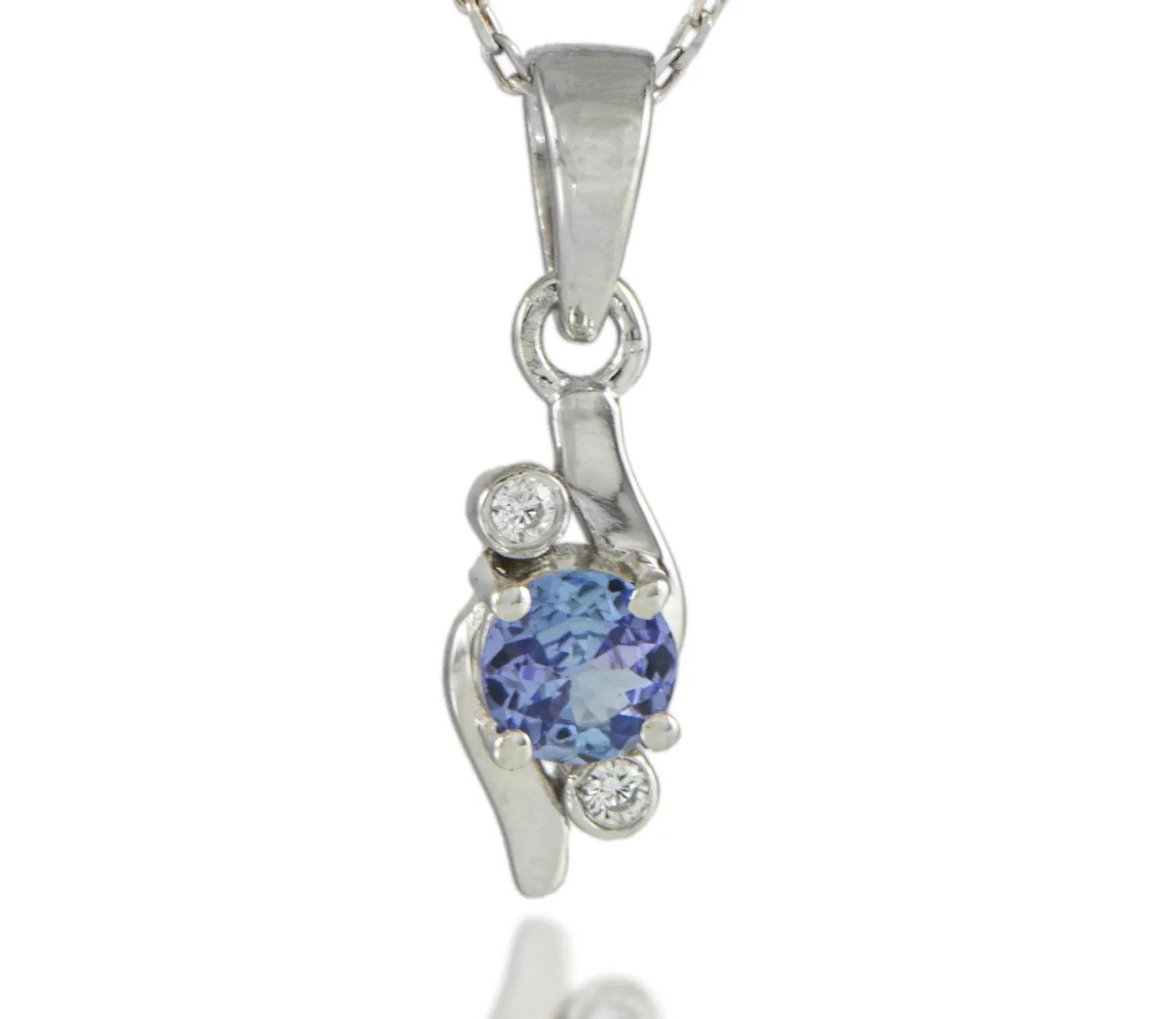 Silver pendant with Tanzanite 5mm