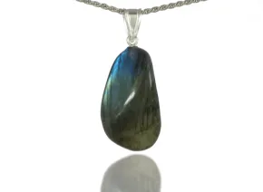 Elegant Silver Pendant with Labradorite