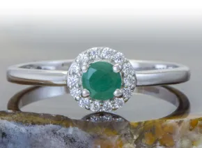 Silver ring with Emerald