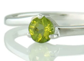 Silver ring with Peridote