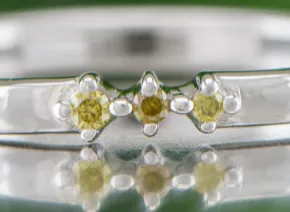 Elegant Ring with ъеллов Диамондс