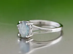 Silver ring with Labradorite