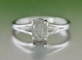 Silver ring with Labradorite