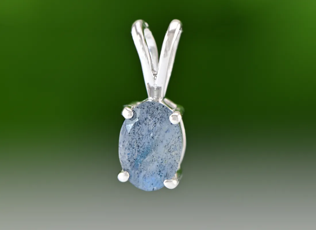 Elegant Silver Pendant with Labradorite
