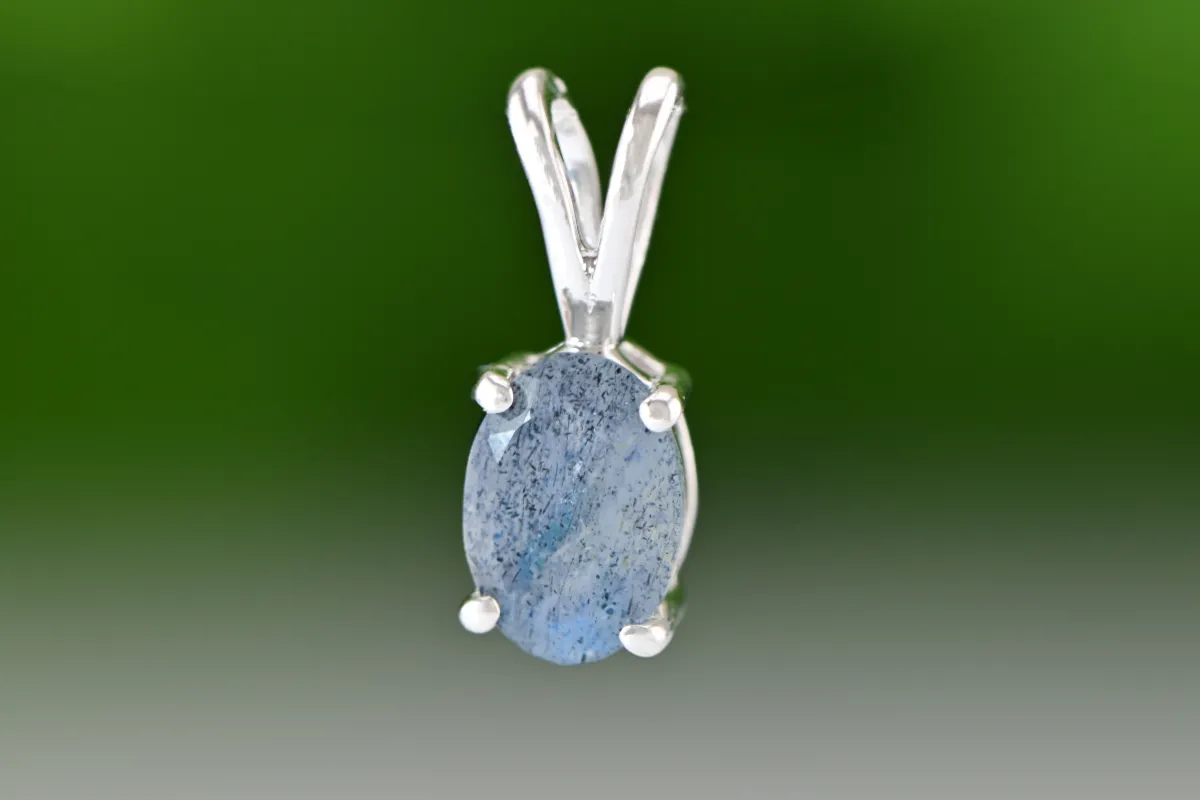 Elegant Silver Pendant with Labradorite