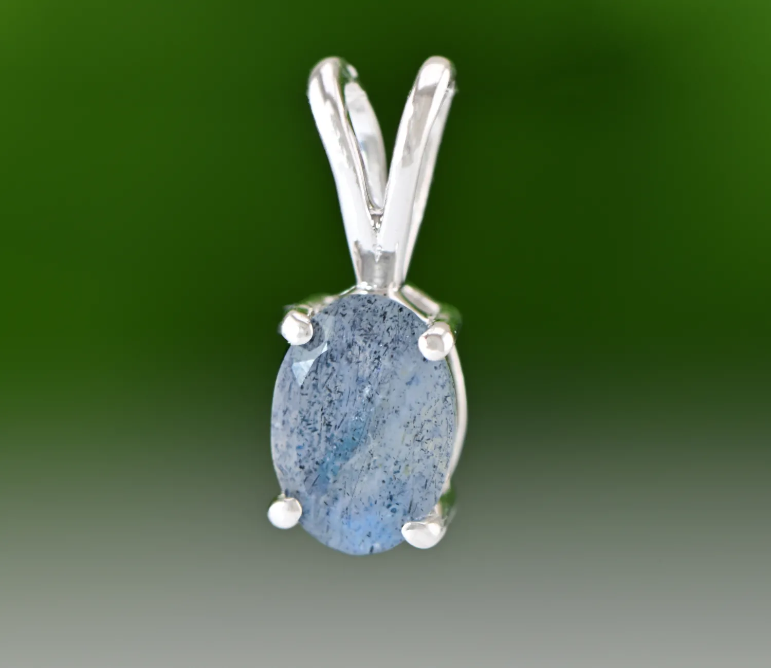 Elegant Silver Pendant with Labradorite