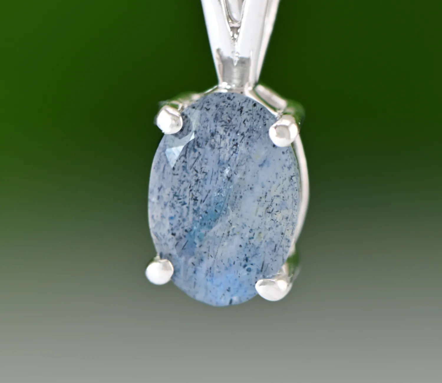 Elegant Silver Pendant with Labradorite