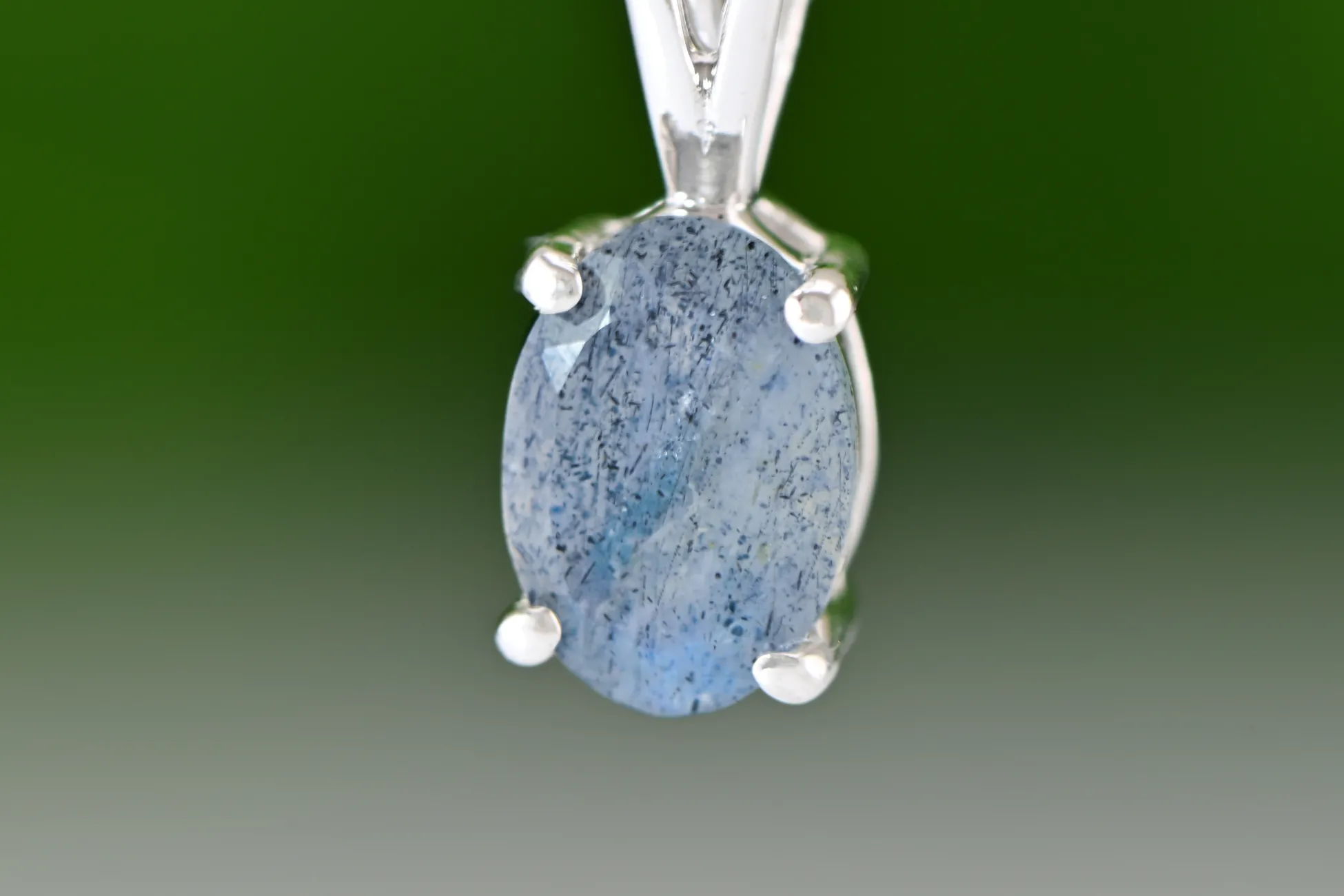 Elegant Silver Pendant with Labradorite