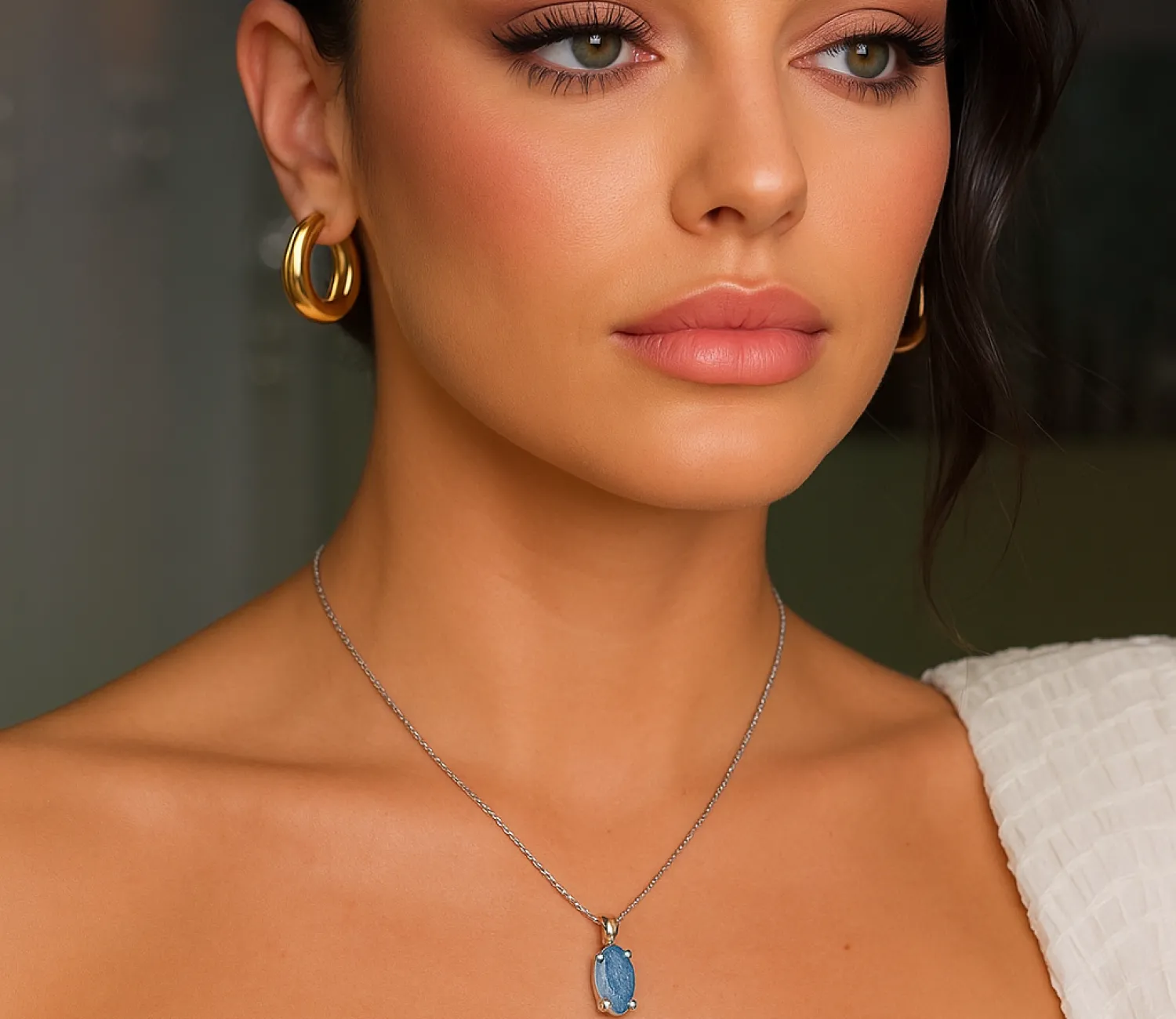 Elegant Silver Pendant with Labradorite