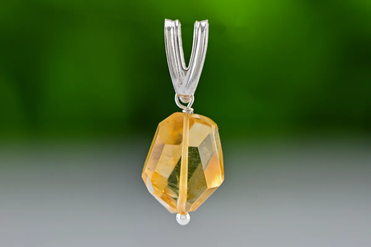 Elegant Pendant with Citrine