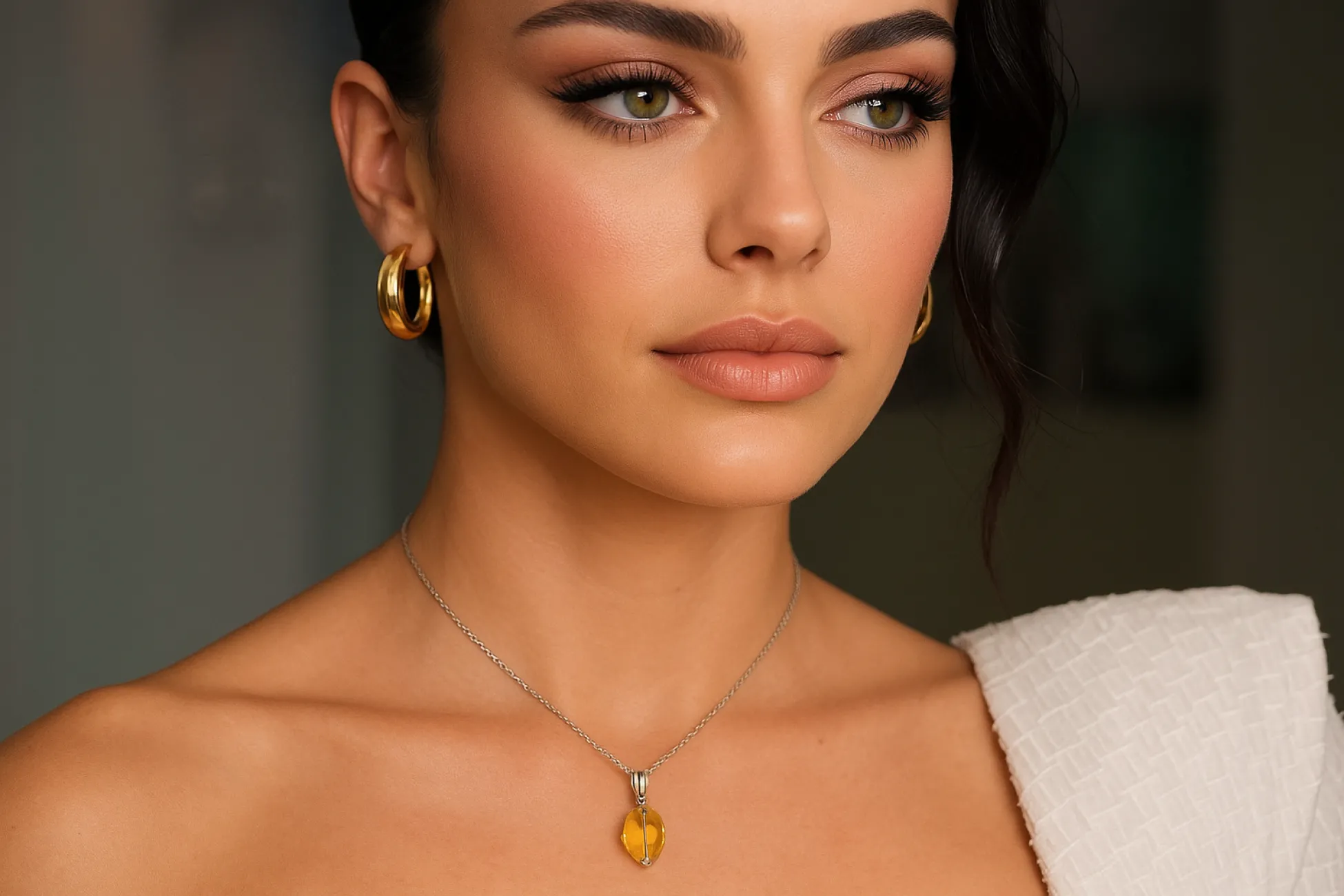 Elegant Pendant with Citrine